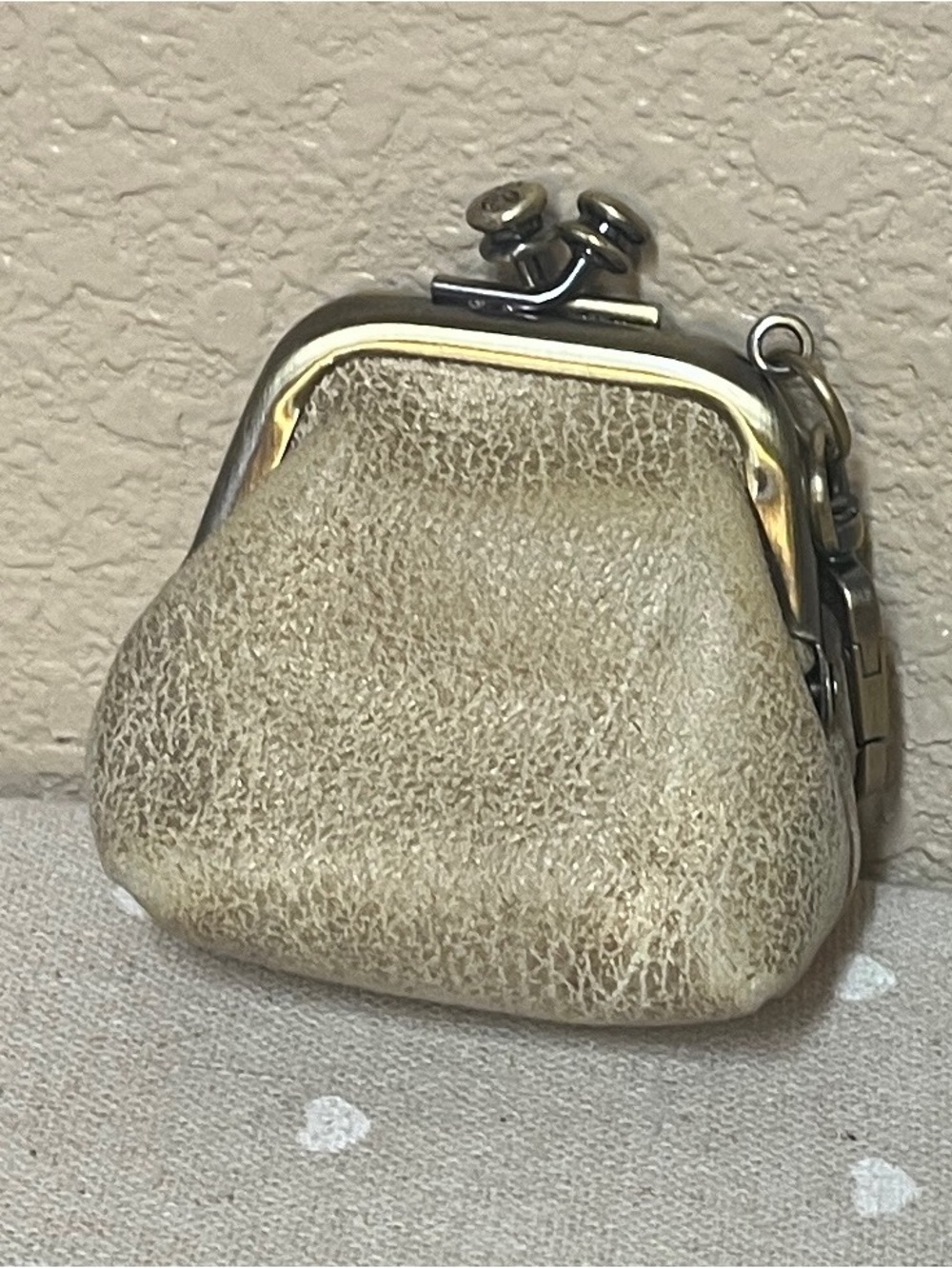 HOBO Metallic Gold Run EarPod Case that clips to your purse! - Picture 1 of 4